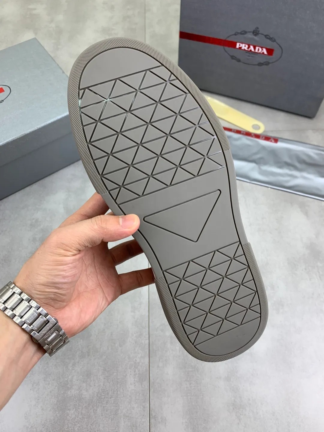 Men's men's shoes 💰P542💰 [New style] popular models are on the official website, 🆘 The trendy brand (Prada) mainly promotes popular models, avant-garde and versatile fashionable men's shoes private version mold opening, cowhide surface splicing 1:1.. Fashionable and simple, original imported cowhide lining cowhide feet; the atmosphere and personality are more fashionable, eye-catching and pursuing class. It will subvert the old idea and be a must-have for fashionistas with you! Must keep it! Tall and comfortable, large and low, high-end quality workmanship. Size: 38-44 3️⃣colors available.